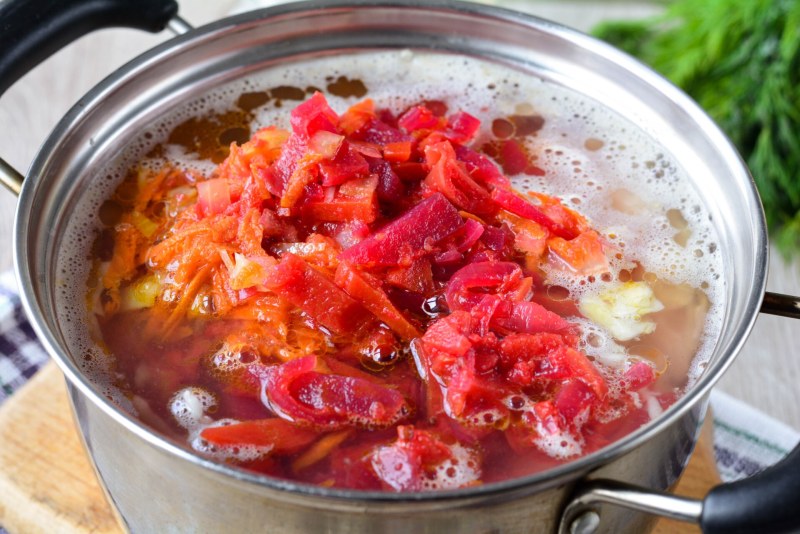 Горячий борщ из банки маринованной свеклы
