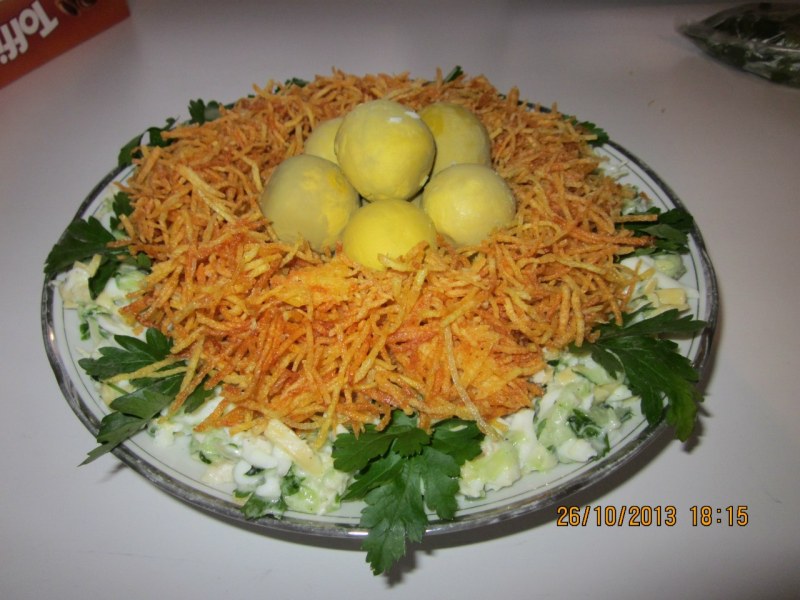Салат гнездо с пекинской капустой