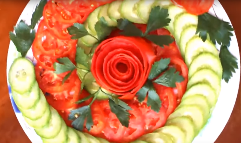 Как красиво нарезать огурцы и помидоры на стол фото пошагово