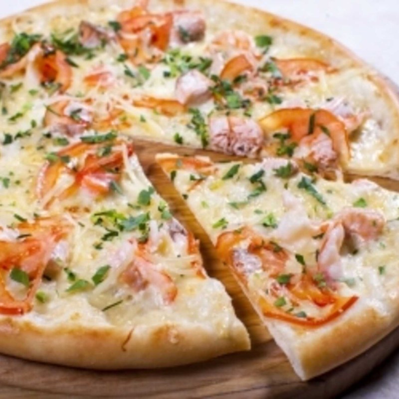 Пицца с лососем и сливочным сыром
