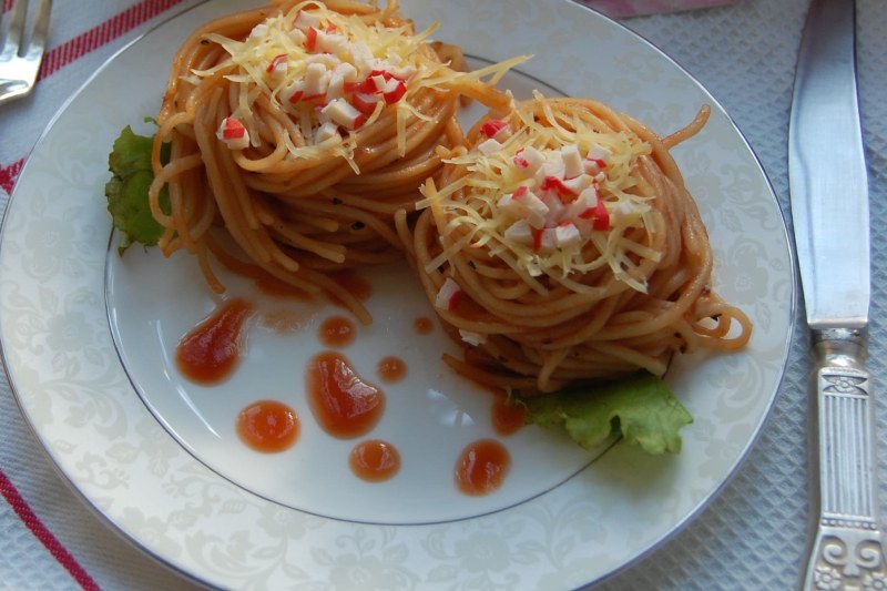 Гнезда с фаршем и грибами в сливочном соусе
