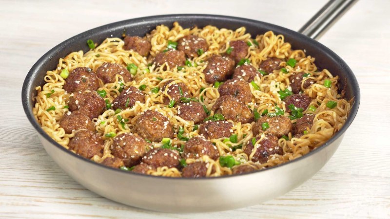 Макароны с котлетой