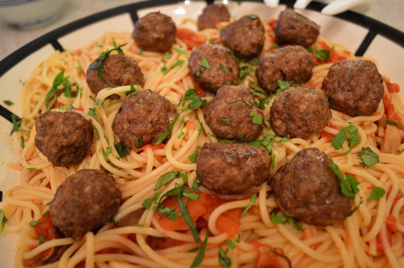"Гнёзда" из спагетти с фаршем, помидорами и сыром (в духовке)