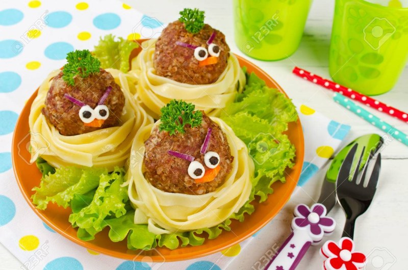 Гнёзда из макарон с фрикадельками