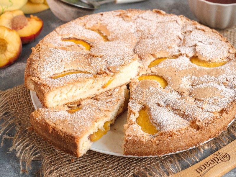 Пирог с персиками и малиной