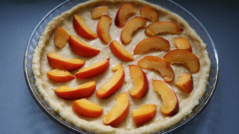 Заливной пирог с персиками