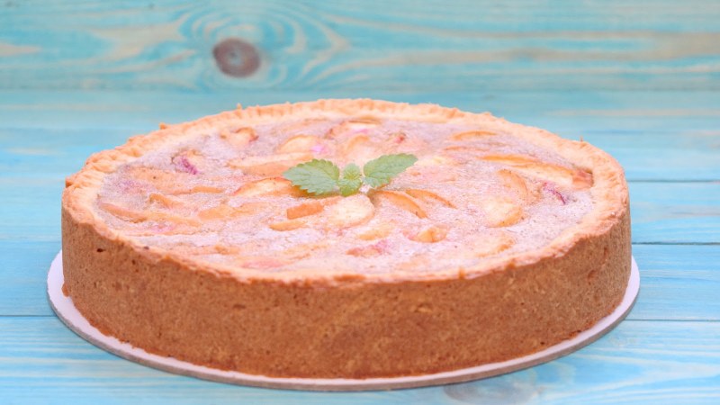 Песочный пирог с творогом и персиками