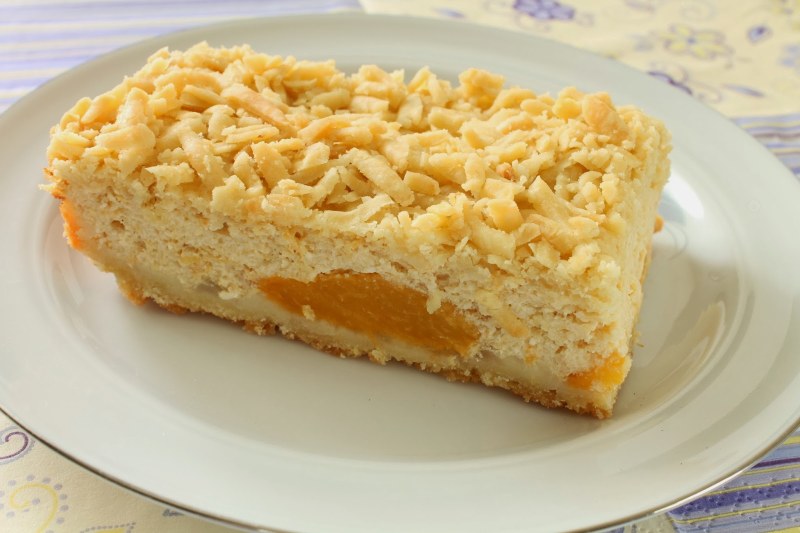 Шоколадный пирог с персиками