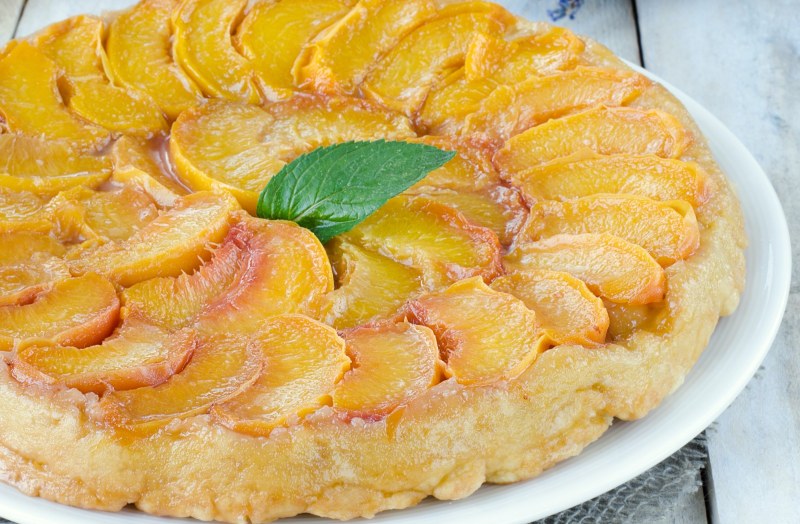 Пирог с персиками и орехами