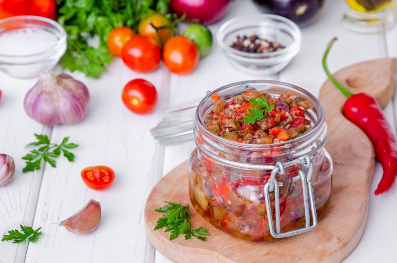 Баклажанная икра с овощами нарезанными кусками