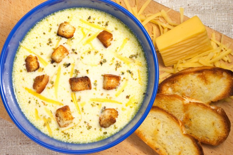 Суп с гренками и сыром