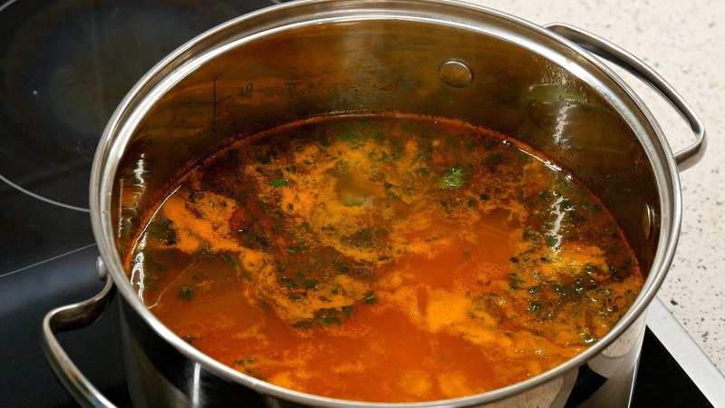 Суп с жареной вермишелью, картошкой и зажаркой