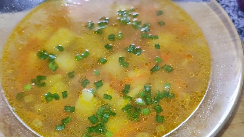 Суп картофельный в кастрюле