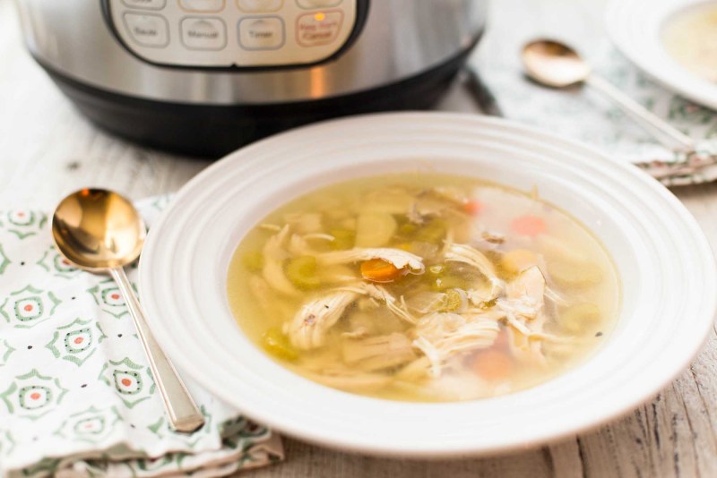 Куриный суп с кусочками и лапшой