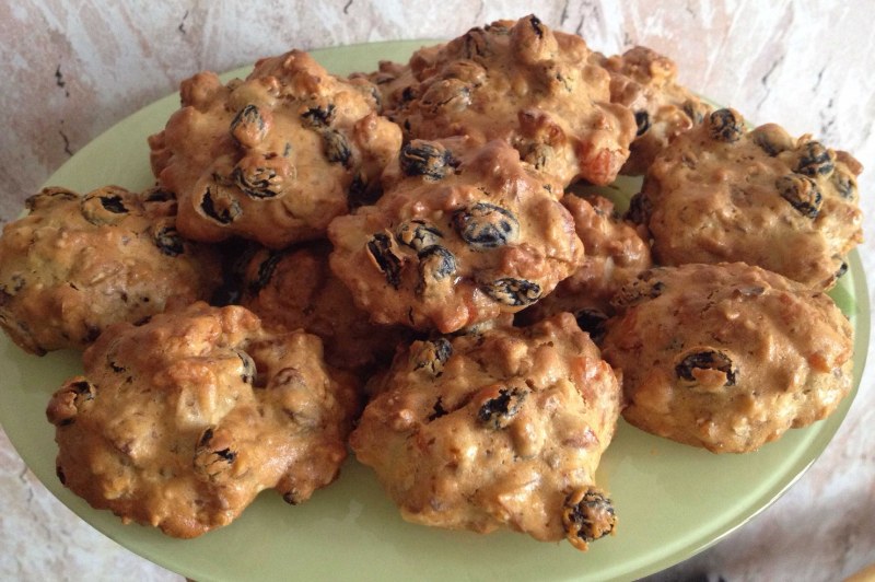 Печенье с грецкими орехами и изюмом