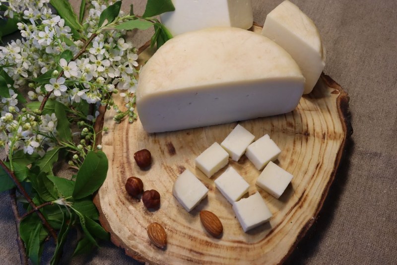 Козий сыр крошками