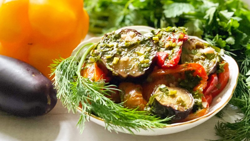 Закуска с баклажанами магнит