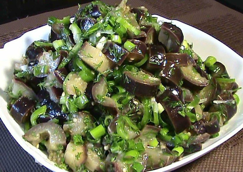 Салат с баклажанами и помидорами и кинзой