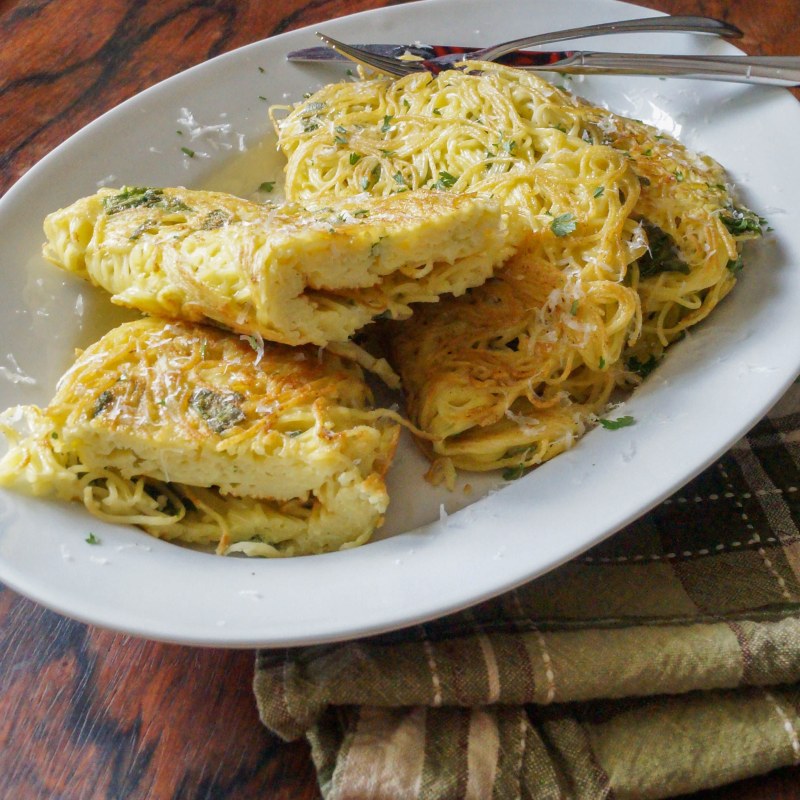 Омлет с макаронами и сыром