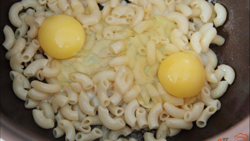 Макароны с яйцом и сыром