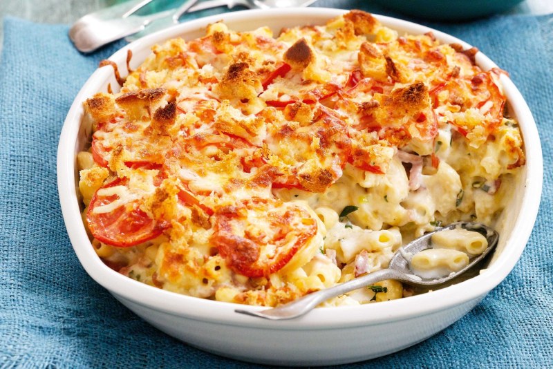 Запеканка из макарон с курицей и помидорами