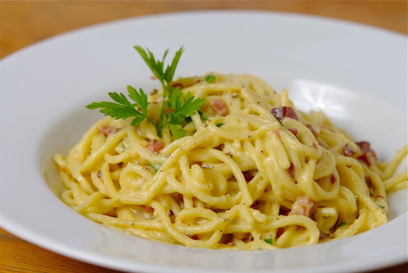 Макароны с сыром и копченостями