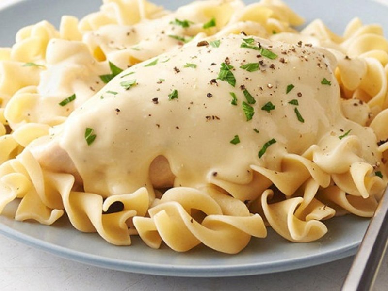 Куриное филе с сыром и макаронами