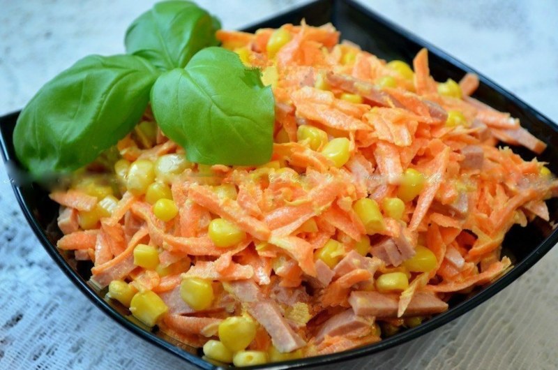 Салат с копчёной колбасой, корейской морковью и кукурузой