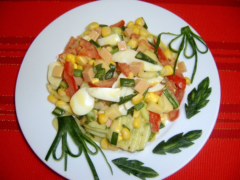 Салаты с колбасой и сосисками