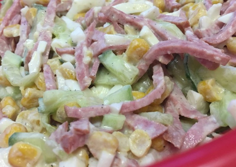 Салат с копченой колбасой и огурцами