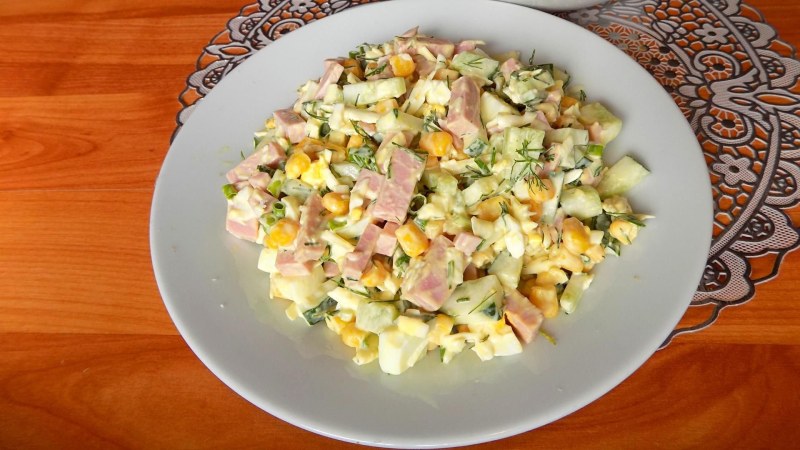Салат из кукурузы консервированной и колбасы