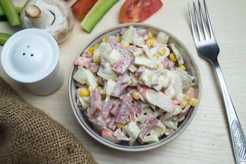 Салат с крабовыми палочками и кукурузой и колбасой копченой