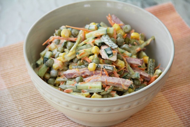 Салат Обжорка с колбасой и кукурузой