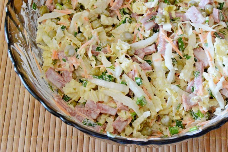 Салат из пекинской капусты с кукурузой и колбасой