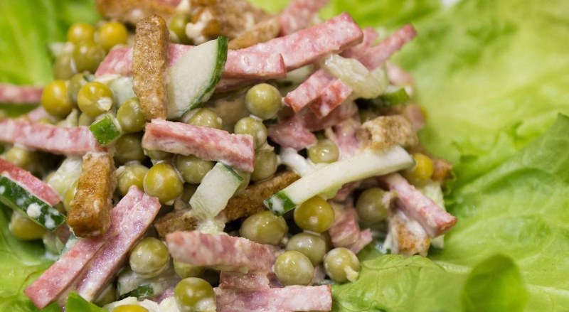 Салат с горошком и колбасой