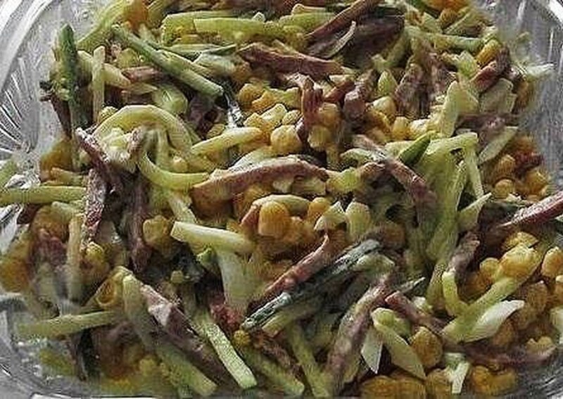 Салат соломка с кукурузой и колбасой и огурцом