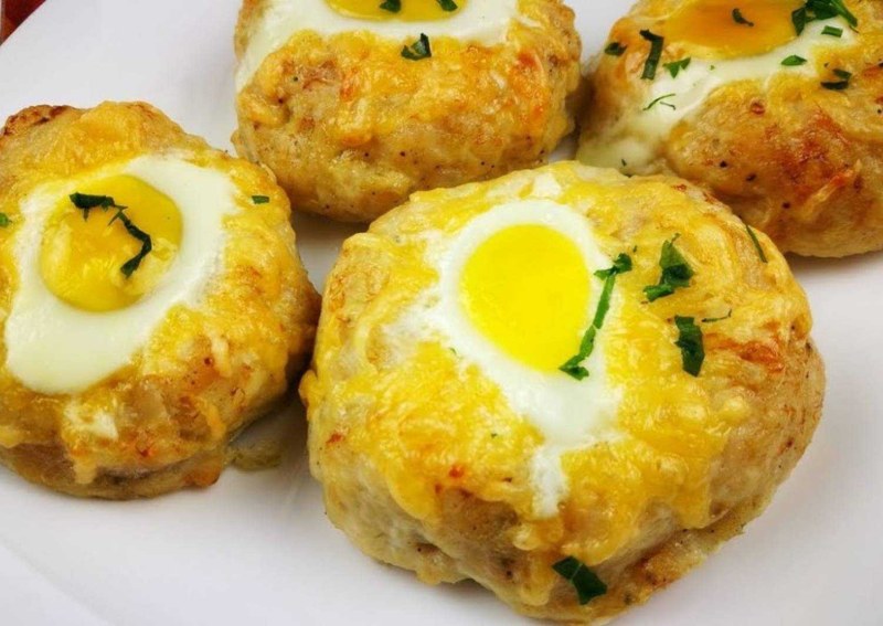 Гнезда из куриного фарша в духовке