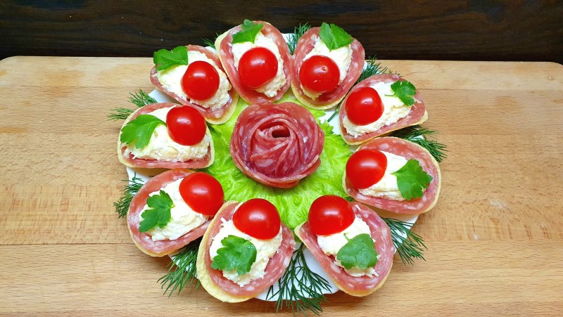 Закуска на чипсах с креветками