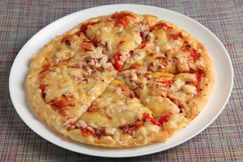 Пицца с копченой курицей