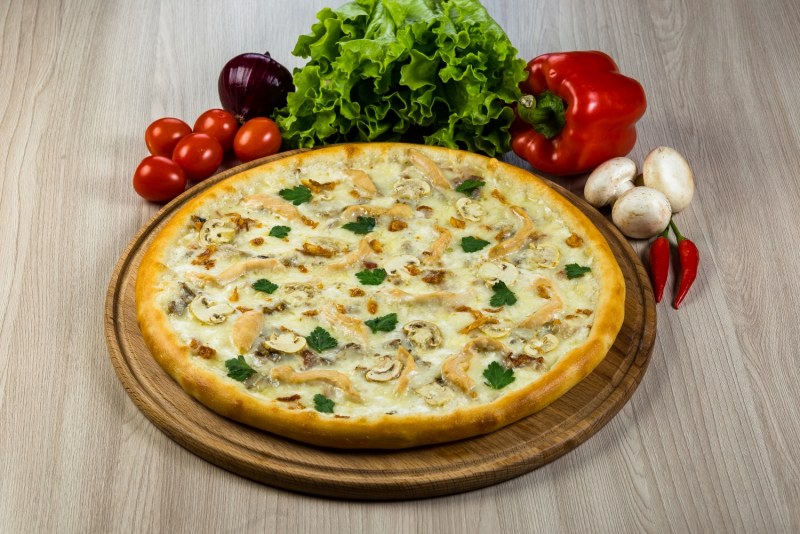 Пицца с помидорами и сыром