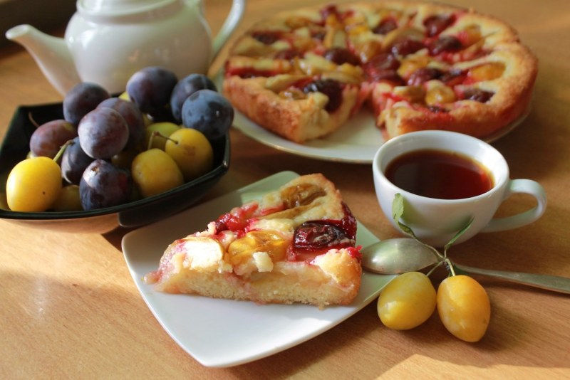 Пирог с яблоками и сливой