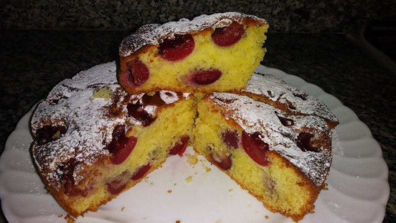 Пирог с яблоком и вишней
