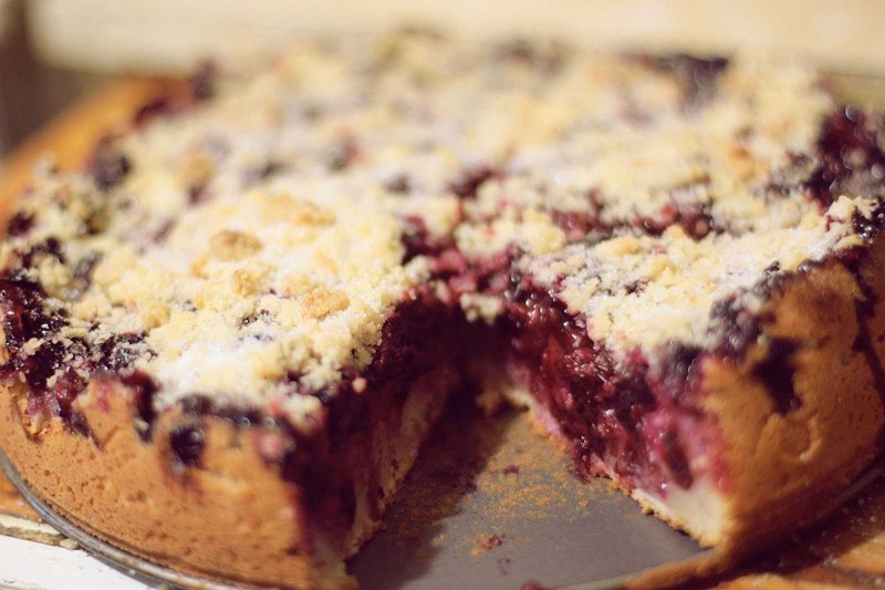 Шарлотка с клубникой