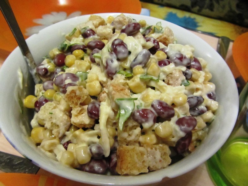 Салат с фасолью и сухариками и кукурузой