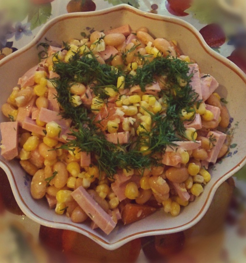 Салат с кириешками и фасолью и кукурузой