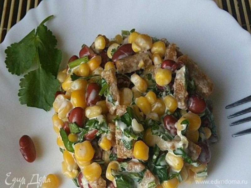 Салат с крабовыми палочками кукурузой фасолью и сухариками