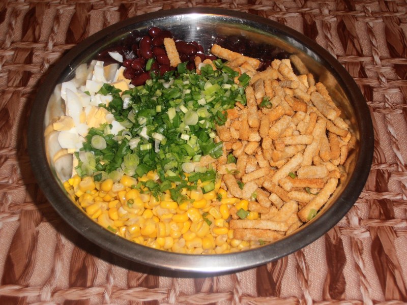Салат с фасолью и сухариками и ветчиной и помидорами