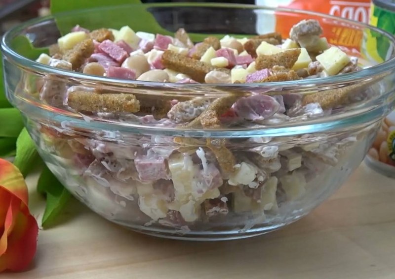Салат из шпрот с фасолью и сухариками