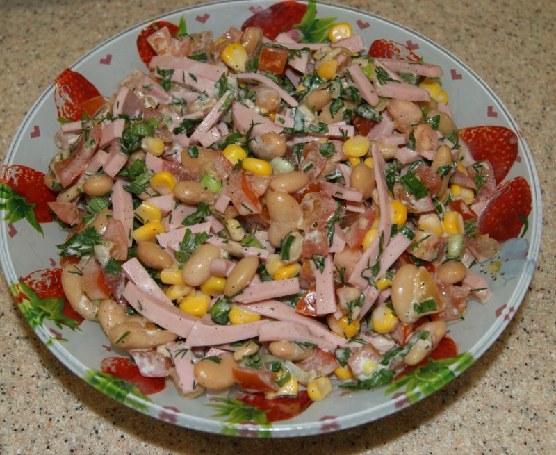 Салат с фасолью и сухариками и курицей