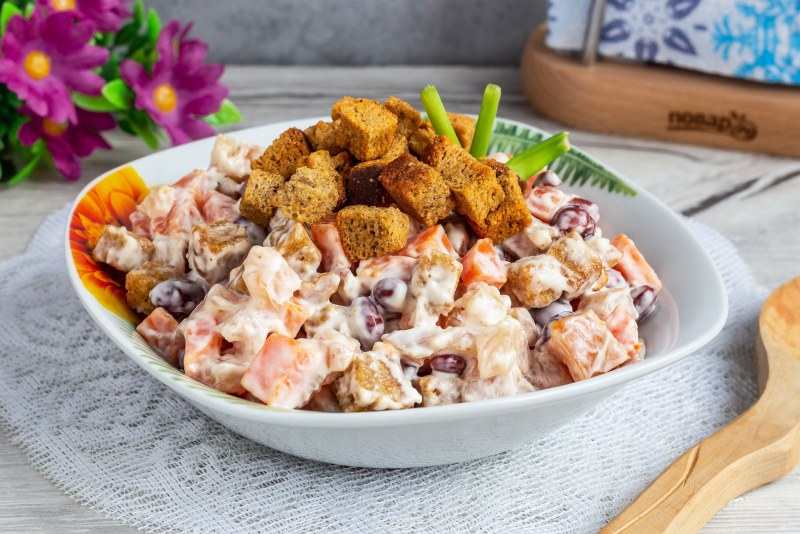 Салат с фасолью и сухариками и колбасой и кукурузой